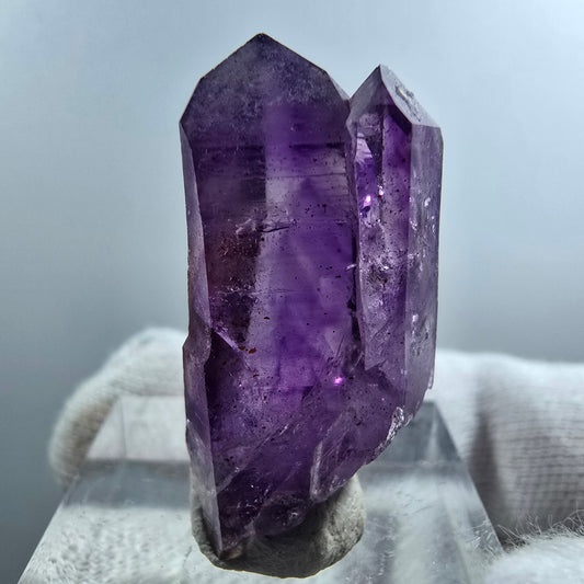 Pointe de sceptre en améthyste fantôme rare de Goboboseb, Namibie, 30 x 15 x 9 mm 