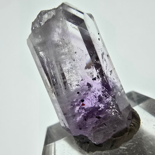 Améthyste fantôme avec hématite, mine Streep, Goboboseb, Namibie, 40 x 15 x 12 mm 