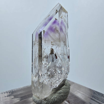 Améthyste fantôme avec hématite, mine Streep, Goboboseb, Namibie, 32 x 10 x 10 mm 