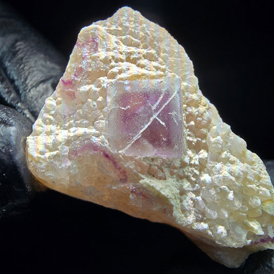 Cube de fluorite fantôme sur scène de quartz violet vert Omehane, Namibie 39*27*15mm