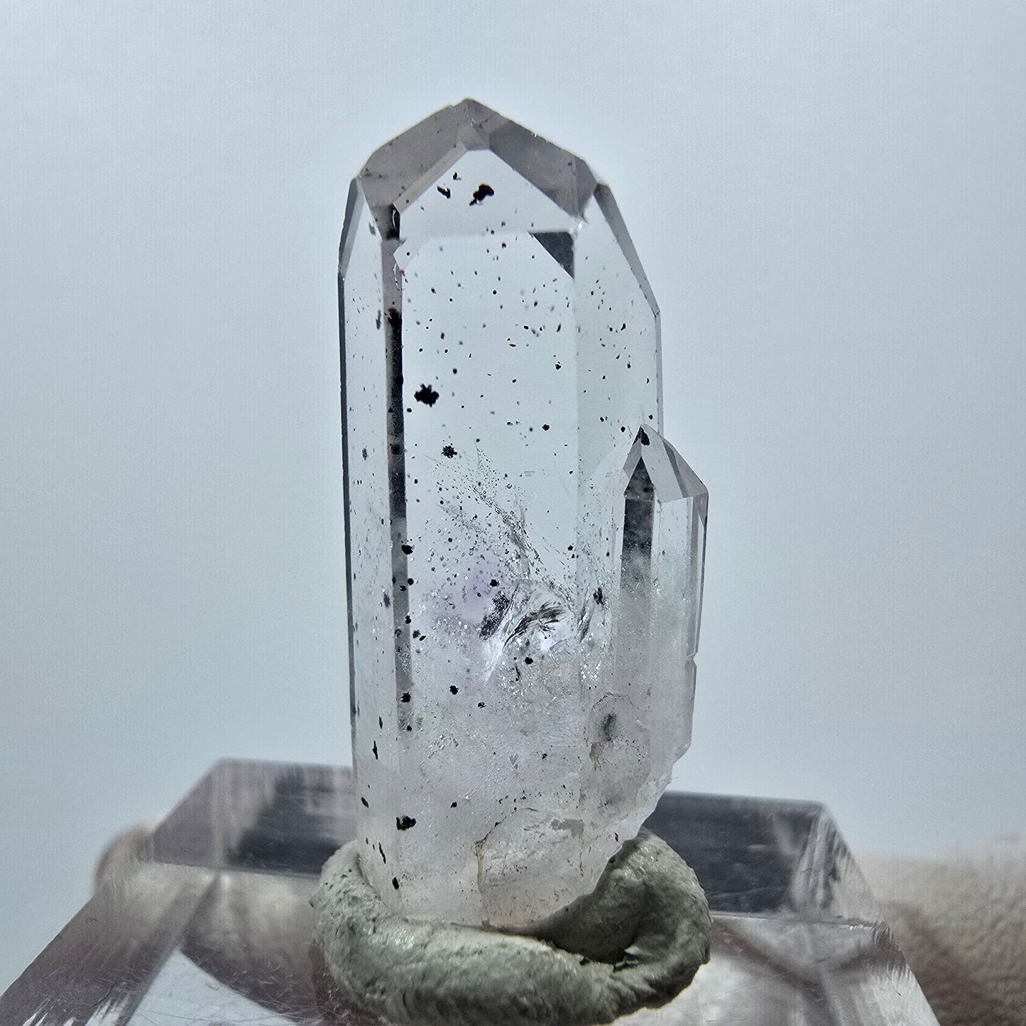 Quartz hématite transparent Point Streep Mine, Goboboseb, Namibie 27 x 11 x 8 mm 