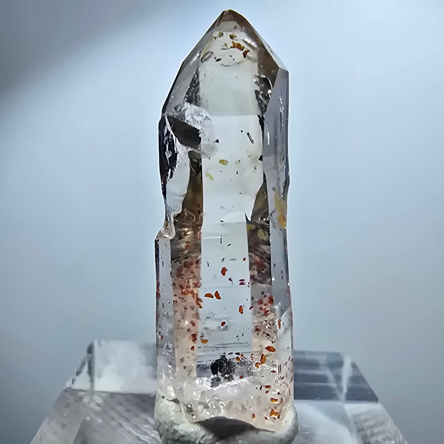 Pointe de sceptre en quartz fumé fantôme transparent, hématite, Goboboseb, Namibie, 32 x 9 x 9 mm 