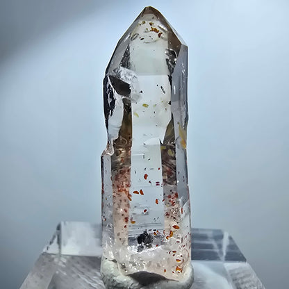 Pointe de sceptre en quartz fumé fantôme transparent, hématite, Goboboseb, Namibie, 32 x 9 x 9 mm 