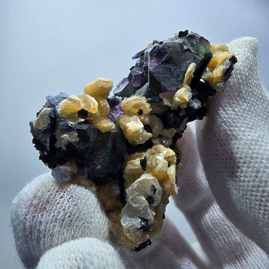 Fluorite fantôme colorée, hyalite, muscovite, tourmaline schol, Erongo, Namibie, 48 x 36 x 24 mm 