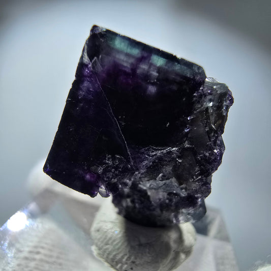 Spécimen rare de cube de fluorite fantôme, vert zonal et violet, Okorusu, Namibie, 25 x 18 x 14 mm 