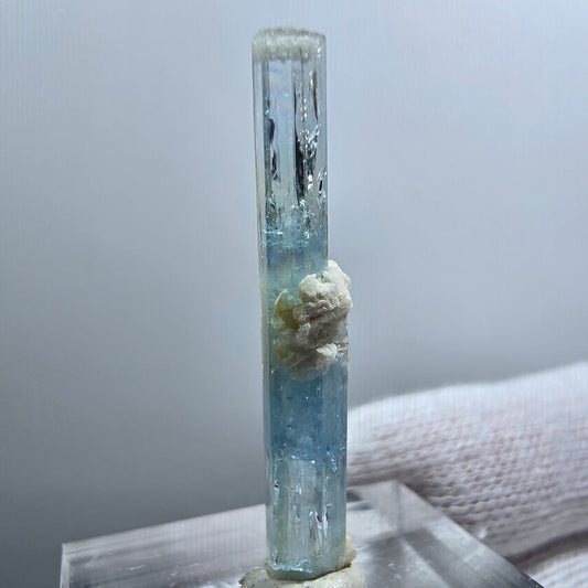 Rare spécimen d'orthose à double terminaison aigue-marine, Erongo, Namibie, 33 x 5 x 4 mm 