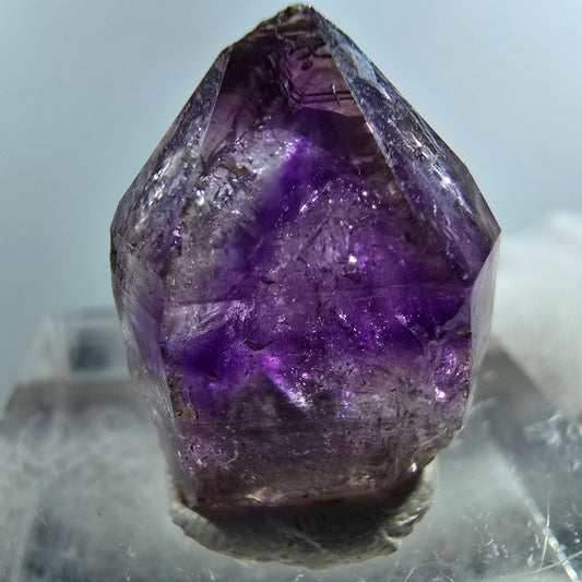 Pointe de sceptre en améthyste fantôme rare à Goboboseb, Namibie, 19 x 15 x 11 mm 