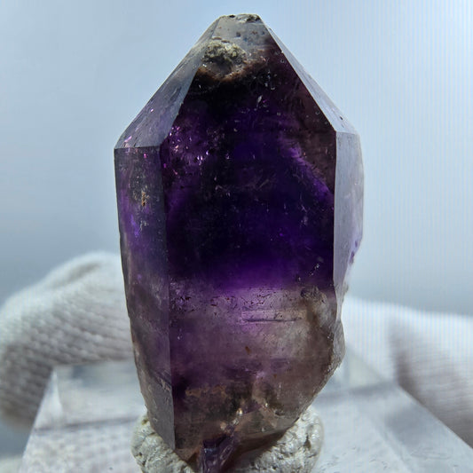 Pointe de sceptre en améthyste fantôme rare à Goboboseb, Namibie, 27 x 16 x 10 mm 
