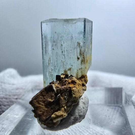 Cube d'aigue-marine, tourmaline Schörl, fluorite de fer, Erongo, Namibie, 19 x 10 x 13 mm 