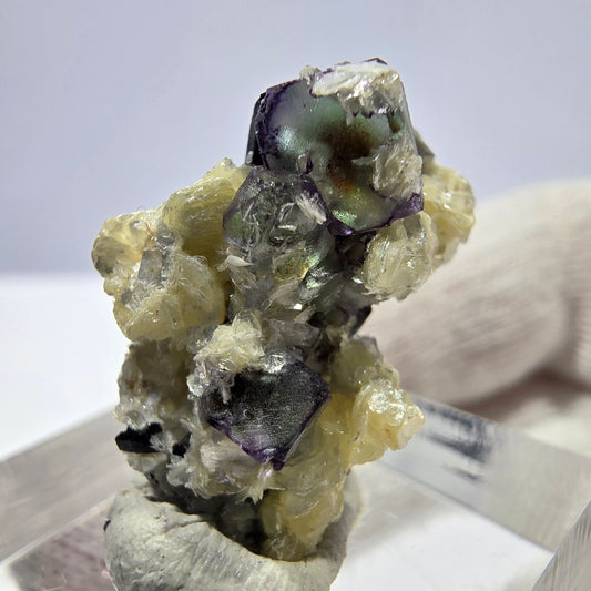 Cubes de fluorite fantôme colorés, muscovite, tourmaline Schorl, hyalite Erongo, Namibie 23 x 15 x 16 mm 