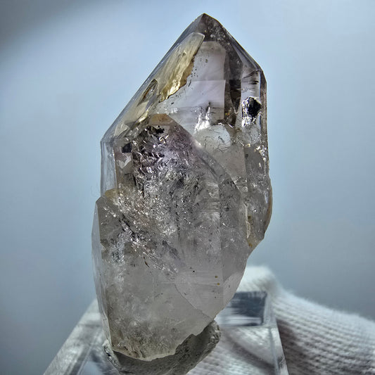 Pointe de sceptre en améthyste fantôme transparente, Goboboseb, Namibie, 41 x 21 x 17 mm 