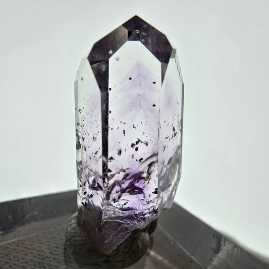 Améthyste fantôme avec hématite, mine Streep, Goboboseb, Namibie, 27 x 14 x 11 mm 