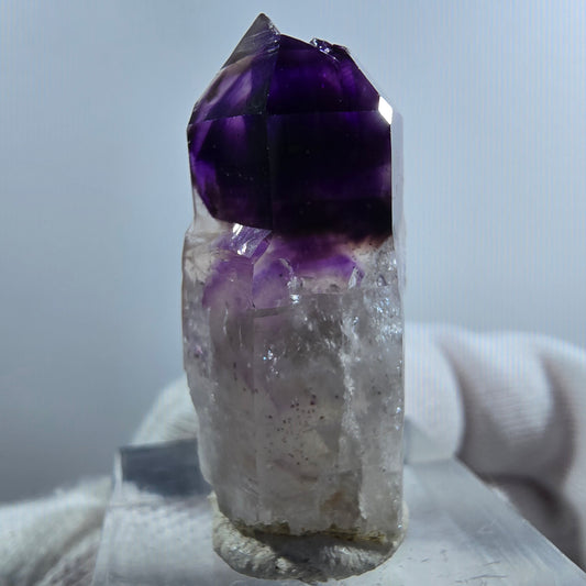 Pointe de sceptre en améthyste fantôme rare à Goboboseb, Namibie, 33 x 15 x 12 mm 