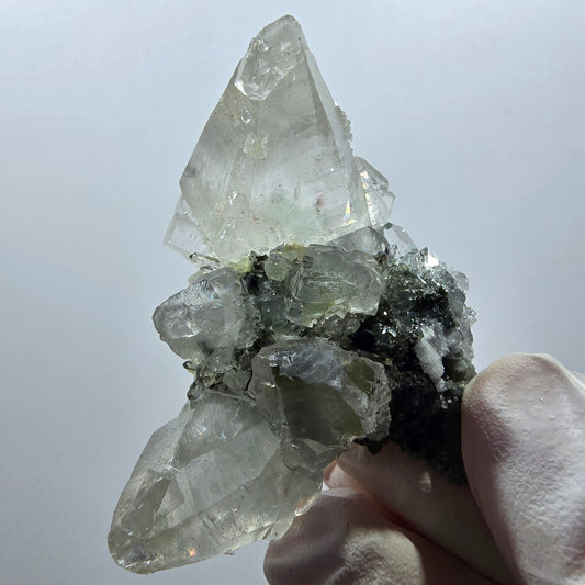 Spécimen rare de calcite UV et de préhnite, mine Streep, Goboboseb, Namibie, 44 x 34 x 20 mm 