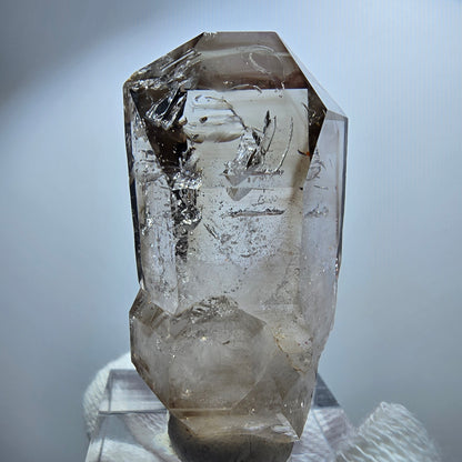 Pointe de sceptre en quartz fumé fantôme transparent, Goboboseb, Namibie, 44 x 21 x 18 mm 