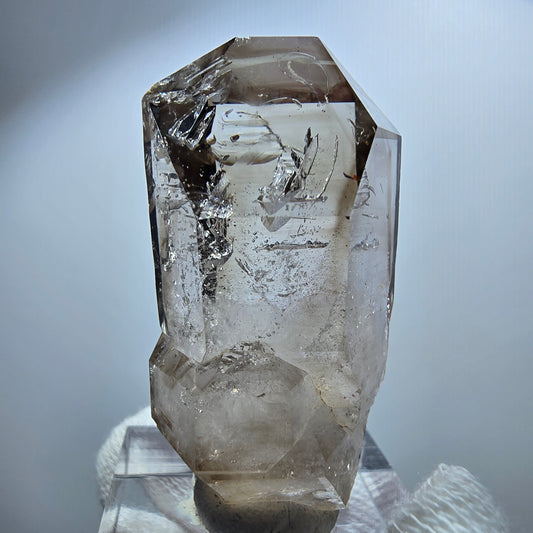 Pointe de sceptre en quartz fumé fantôme transparent, Goboboseb, Namibie, 44 x 21 x 18 mm 