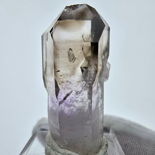 Cristal de sceptre d'améthyste fantôme transparent Goboboseb, Namibie 41*18*14mm Collection 