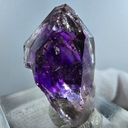 Pointe de sceptre en améthyste fantôme rare à Goboboseb, Namibie, 26 x 18 x 14 mm 