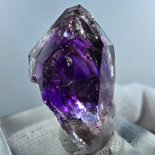 Pointe de sceptre en améthyste fantôme rare à Goboboseb, Namibie, 26 x 18 x 14 mm 