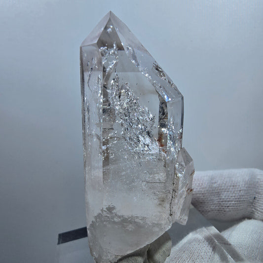 Sceptre en quartz fumé fantôme lémurien, scène de la Saint-Valentin, Goboboseb de poche, Namibie, 64 x 29 x 20 mm 