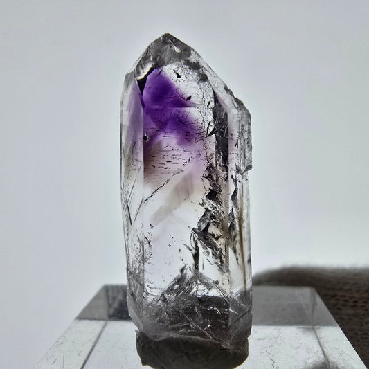Améthyste fantôme avec hématite, mine Stilbite Streep, Goboboseb, Namibie, 28 x 12 x 10 mm 