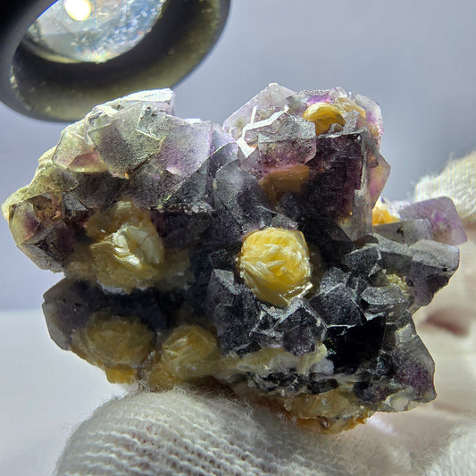 Spécimen de fluorite fantôme colorée, tourmaline schol, muscovite, hyalite, Erongo, Namibie, 42 x 28 x 29 mm 