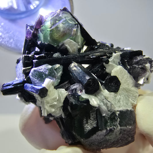 Tourmaline Schorl rare, cube de fluorite, spécimen de muscovite, Erongo, Namibie, 30 x 23 x 21 mm 