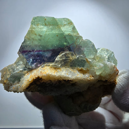 Fluorite rare, classée sur un spécimen de cube de quartz Omehane, Namibie 71*49*33mm 