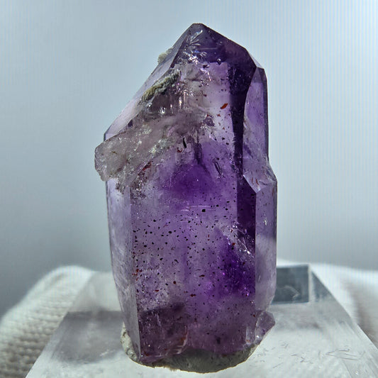 Pointe de sceptre en améthyste fantôme rare à Goboboseb, Namibie, 28 x 16 x 9 mm 
