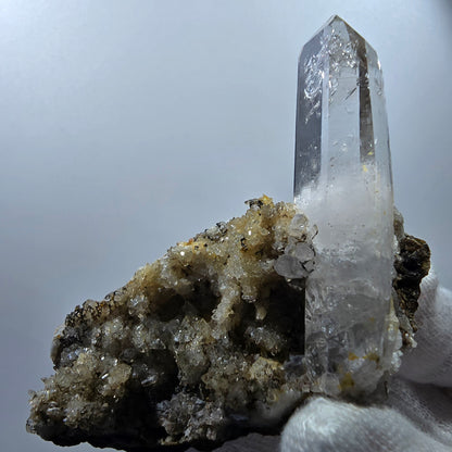 Quartz fumé fantôme, calcite UV sur matrice, spécimen Valentine Pocket Gobobs. Namibie, 68 x 59 x 45 mm. 