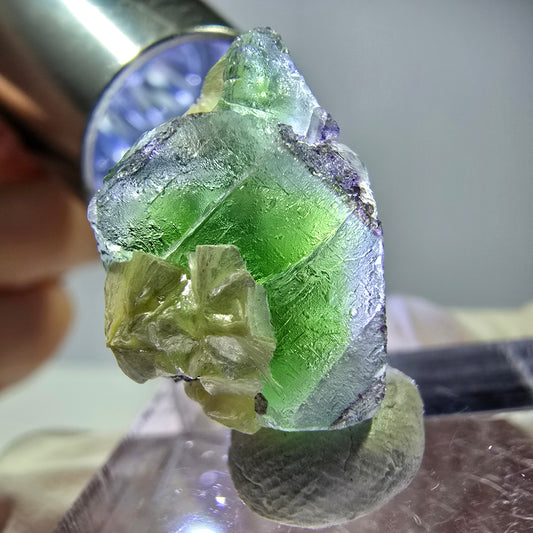 Cube de fluorite fantôme, muscovite et tourmaline Schorl, spécimen d'Erongo, Namibie, 18 x 14 x 13 mm 