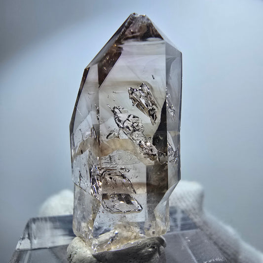 Pointe de sceptre en quartz fumé fantôme transparent, Goboboseb, Namibie, 32 x 15 x 11 mm 