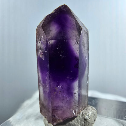 Pointe de sceptre en améthyste fantôme rare à Goboboseb, Namibie, 26 x 12 x 10 mm 