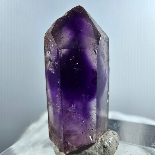 Pointe de sceptre en améthyste fantôme rare à Goboboseb, Namibie, 26 x 12 x 10 mm 