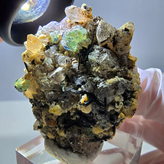 Cube de fluorite fantôme, quartz fumé, tourmaline schol, muscovite, Erongo, Namibie, 44 x 34 x 26 mm 