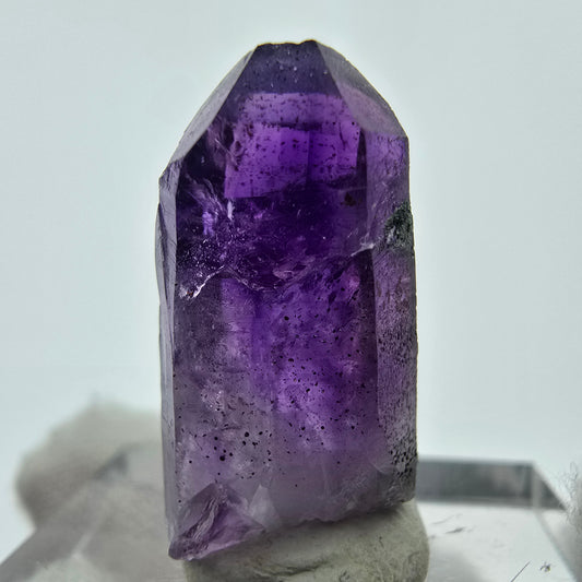 Pointe d'améthyste fantôme transparente violette, claim Buks, Goboboseb, Namibie 21*10*7mm 