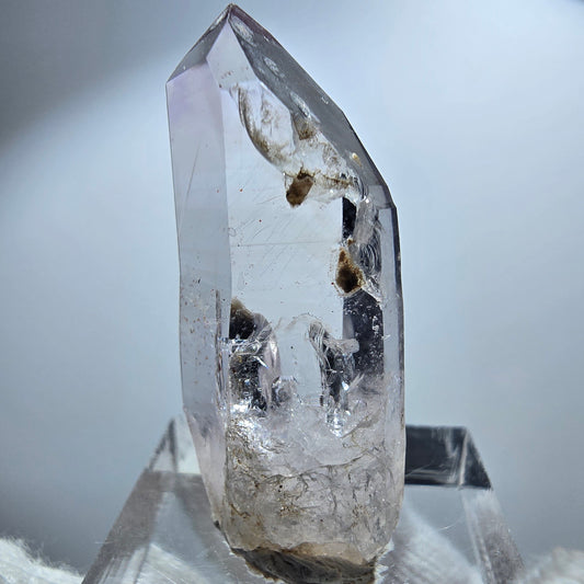 Pointe de sceptre en améthyste fantôme transparente, Goboboseb, Namibie, 38 x 16 x 11 mm 