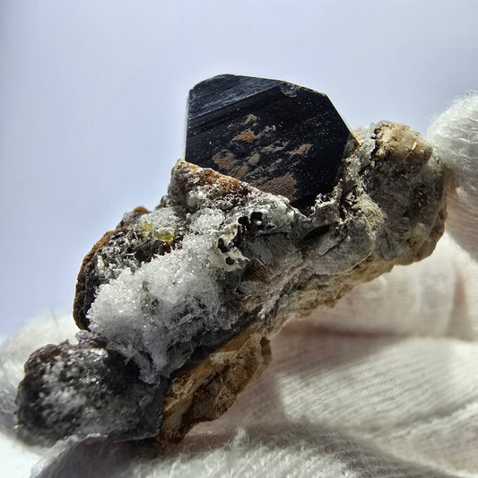 Spécimen rare de tourmaline Schorl et d'opale hyalite, Erongo, Namibie, 43 x 24 x 24 mm 