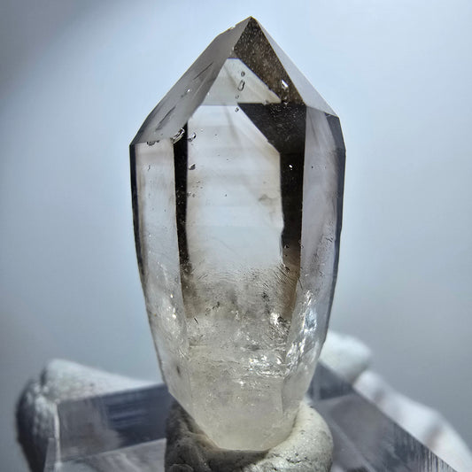 Pointe de sceptre en quartz fumé fantôme transparent, Goboboseb, Namibie, 31 x 16 x 13 mm 
