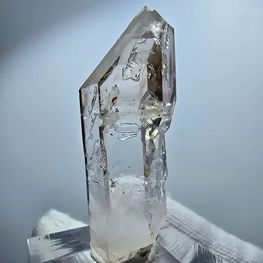 Pointe de sceptre en quartz fumé fantôme transparent, Goboboseb, Namibie, 45 x 13 x 14 mm 
