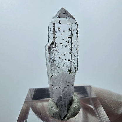 Quartz hématite transparent Point Streep Mine, Goboboseb, Namibie 34 x 9 x 9 mm 