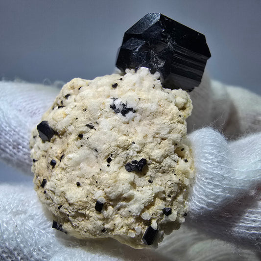 Tourmaline Schorl rare sur amas d'orthose à Erongo, Namibie 