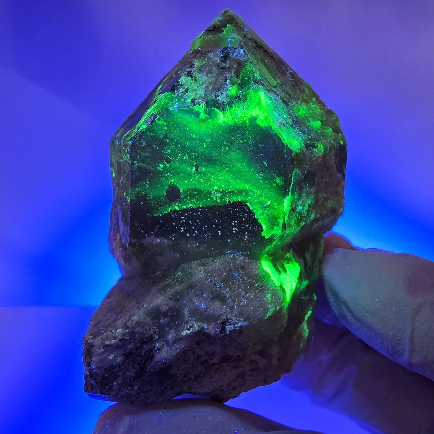 Opale hyalite rare, amas de quartz fumé, Erongo, Namibie, 67 x 50 x 30 mm 