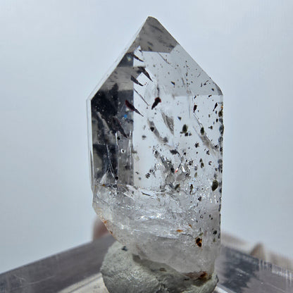 Quartz clair Harlequin Point Streep Mine, Goboboseb, Namibie 28 x 13 x 12 mm 