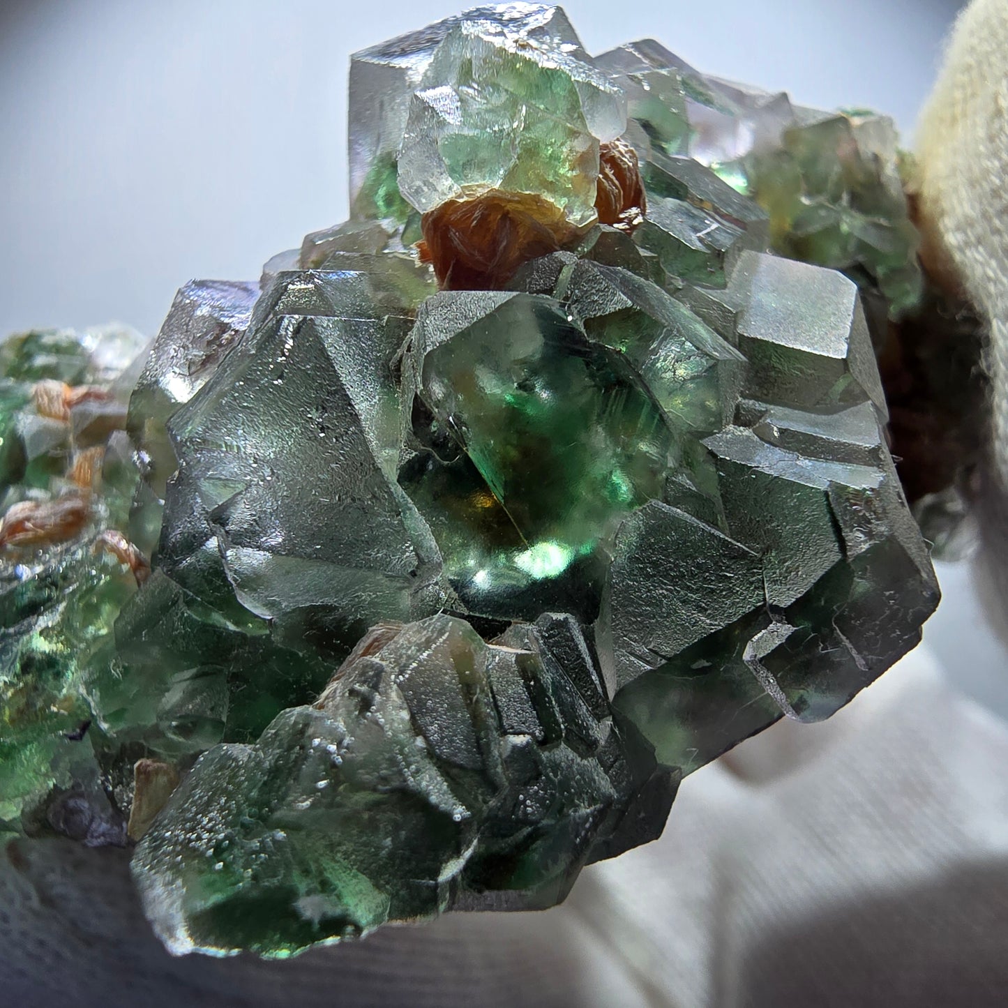 Phantom Fluorit Würfel, Hyalit, Muskovit (UV) Stufe Erongo, Namibia 70*63*36mm