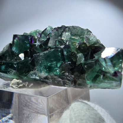 Spécimen rare de cube de fluorite fantôme, vert zonal et violet, Okorusu, Namibie, 54 x 23 x 12 mm 