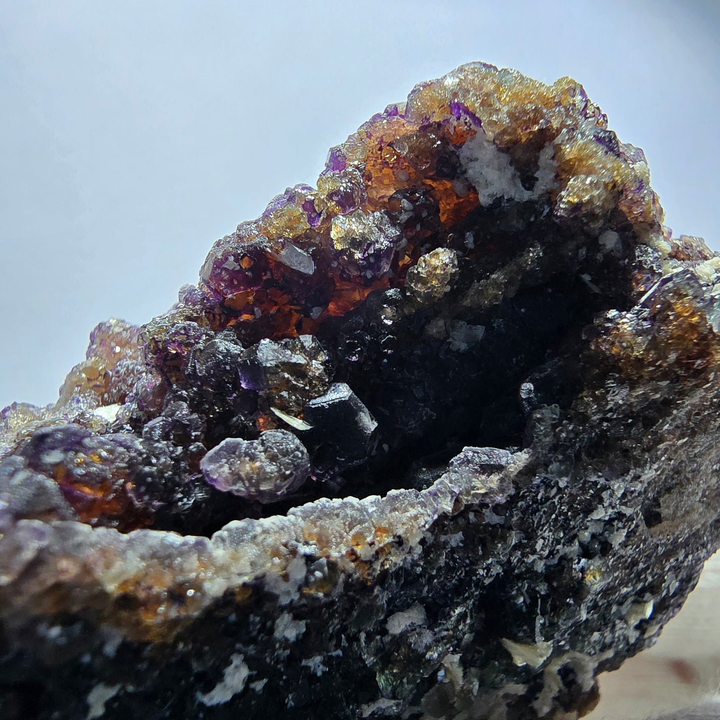 Spécimen rare de fluorite fantôme, hyalite et muscovite, Erongo, Namibie, 71 x 58 x 23 mm 