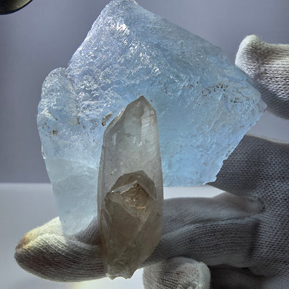Grand spécimen de fluorite bleue et de quartz fumé, montagnes Erongo, Namibie, 93 x 67 x 36 mm 