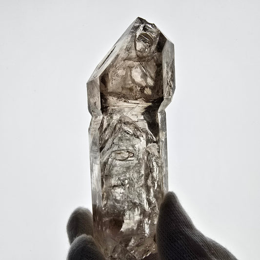 Sceptre de poche en quartz fumé fantôme, Goboboseb de la Saint-Valentin, Namibie, 107 x 38 x 28 mm 