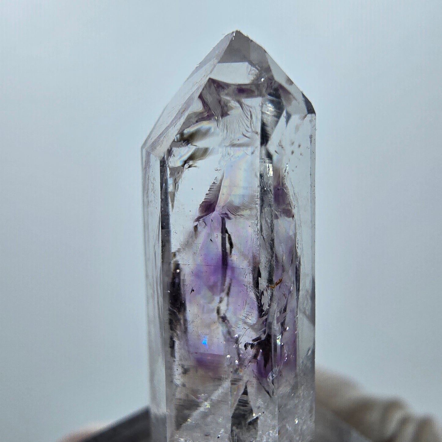 Améthyste fantôme avec hématite, mine Streep, Goboboseb, Namibie, 32 x 10 x 10 mm 
